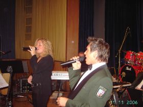 Myriam Keller mit Bandleader Rainer Dietrich und der Big-Band der Polizei des Saarlandes beim Ball der PI Blieskastel in der Bliesgau-Festhalle