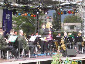 Myriam Keller mit Blasorchester der saarländischen Polizei beim Sommerball der saarländischen Landesvertretung 2007 in Berlin